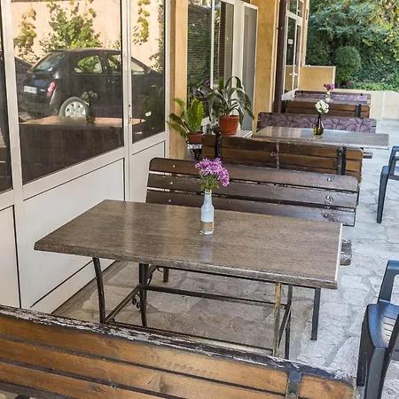 мони ساندانسكي