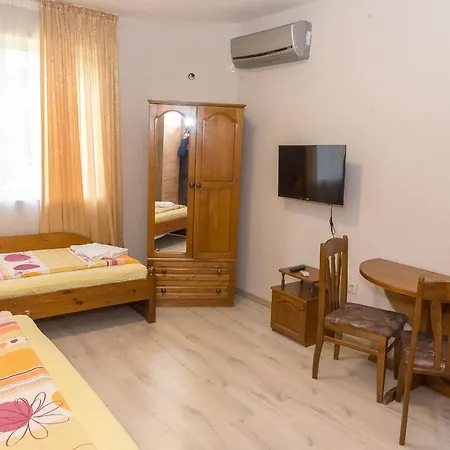 мони ساندانسكي